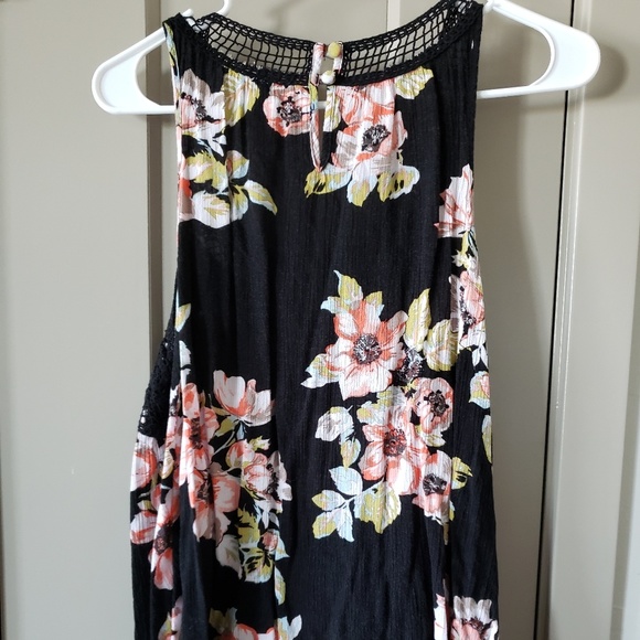 Torrid gorgeous crochet top size 2x - Picture 3 of 3